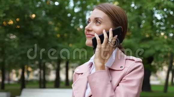 女人在外面用手机说话脸闭上视频的预览图