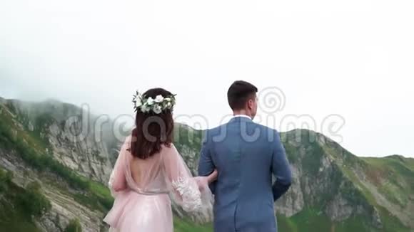 山里的婚礼黑山洛文山顶婚礼拱门视频的预览图