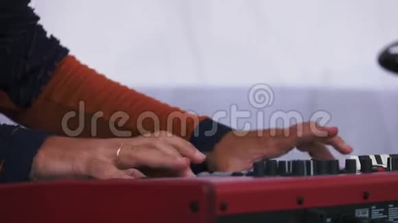 在音乐节上男性手弹电钢琴视频的预览图