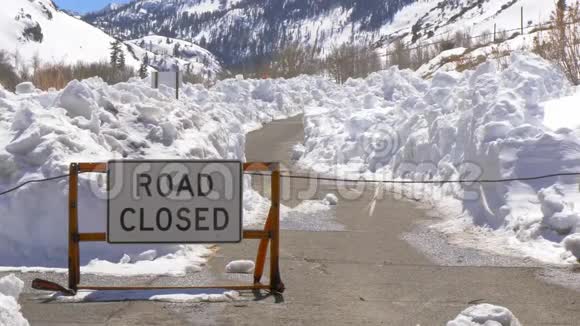 道路因大雪而封闭视频的预览图