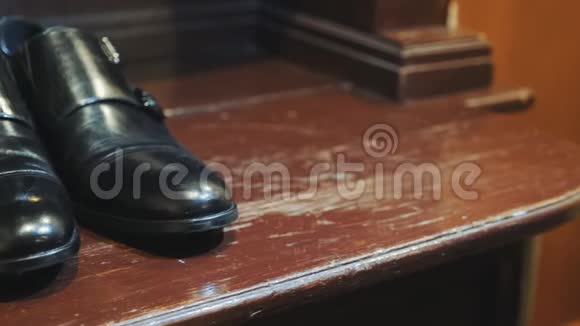 男人鞋子把黑色皮革男鞋给新郎的时髦黑鞋视频的预览图