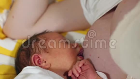 小宝宝喝妈妈的奶吮吸婴儿妈妈给她的孩子喂奶视频的预览图