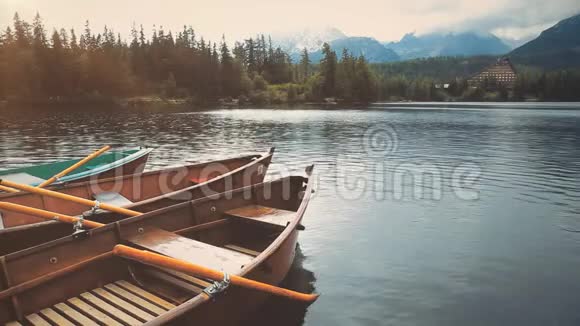 把船停泊在夏日的高山湖上视频的预览图
