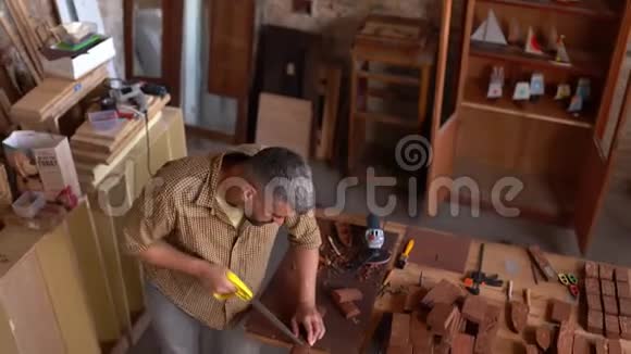 精木匠用锯子锯木头视频的预览图