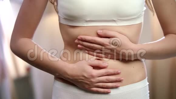 女人身体感觉腹痛月经疼痛身体痉挛视频的预览图