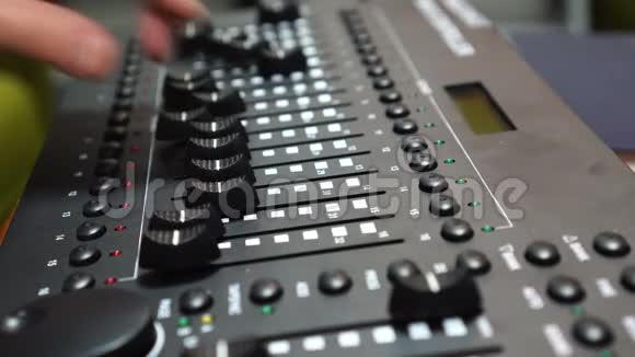 音乐或光技术手使用混合控制台在录音室视频的预览图