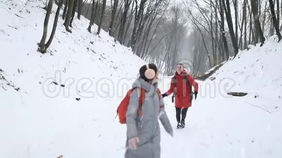 一对夫妇互相扔雪球玩得开心视频的预览图