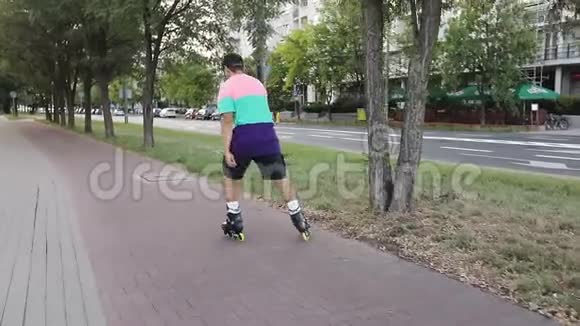 夏天一个人正在城里骑滑轮鞋视频的预览图