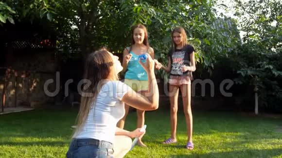4k慢镜头带着孩子在公园玩肥皂泡视频的预览图