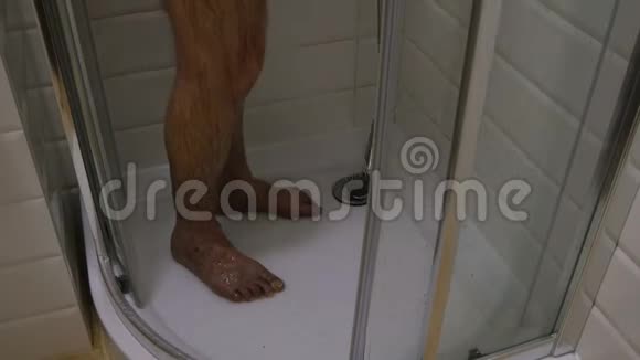 一个成年男子的腿白种人谁洗了个澡把淋浴头朝下视频的预览图