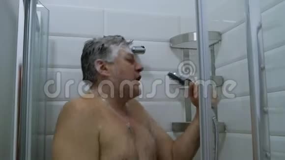 成年人白种人男人洗个澡假装对着麦克风唱歌视频的预览图