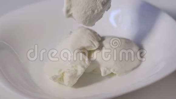 在白色盘子里放小份的白色冰淇淋特写镜头视频的预览图