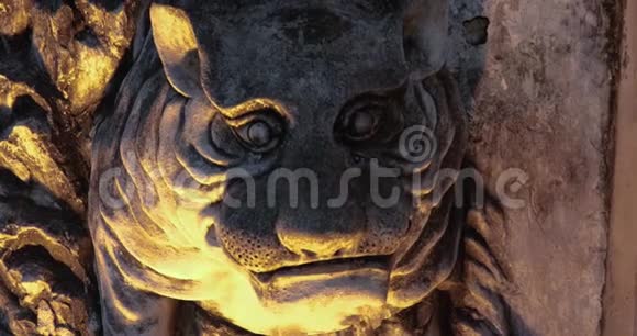 古代宫殿墙上兽头雕塑视频的预览图