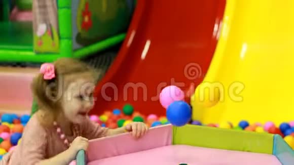 小女孩在操场上玩五颜六色的气球宝宝在房间里玩游戏视频的预览图