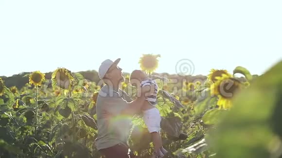 快乐的一家人在树林里向日葵在夏天视频的预览图