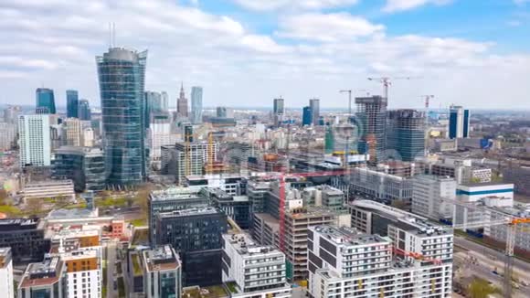 从华沙商业中心摩天大楼建筑建筑起重机和城市景观的高度观看超脱视频的预览图