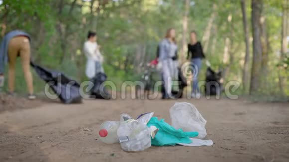有意识的市民安排把森林从家庭垃圾中清理出来女志愿者在大自然中收集垃圾视频的预览图