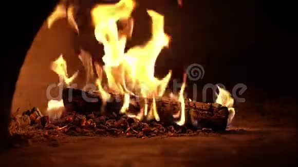 壁炉燃烧缓慢温暖舒适的烧火砖壁炉视频的预览图