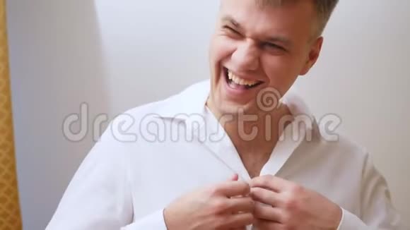 30岁的英俊开朗爱笑的男人穿着白衬衫视频的预览图
