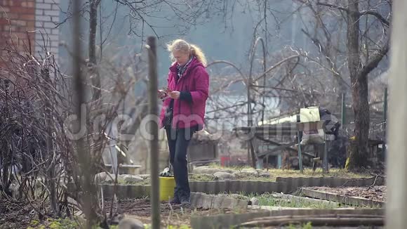 一个女农民用锄头耕地视频的预览图