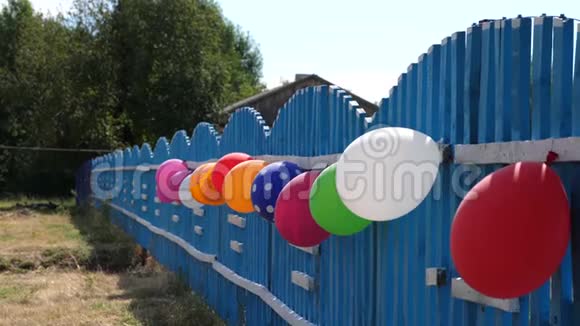 节日装饰儿童假期气球乡村房子美丽的假日设计视频的预览图
