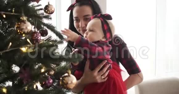 妈妈带着女儿装饰圣诞树视频的预览图