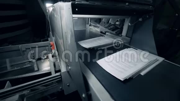 白色纸张在印刷输送机上移动自动机器视频的预览图