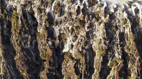 依根火山附近美丽的火山悬崖景观鸟瞰视频的预览图
