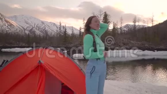 冬天的女人在帐篷附近视频的预览图