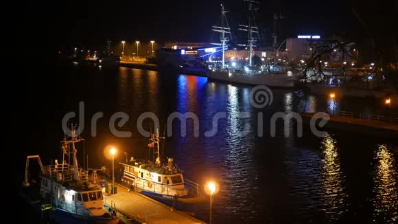 夜间在港口或港口的灯光视频的预览图