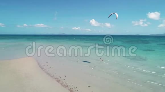 鸟瞰风筝一个大白色训练风筝在海滨热带蓝色海洋极限运动风筝视频的预览图