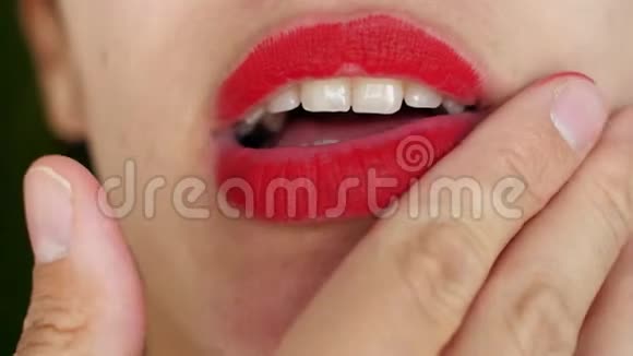 特写女孩纠正化妆女人在嘴唇上抹红唇膏视频的预览图