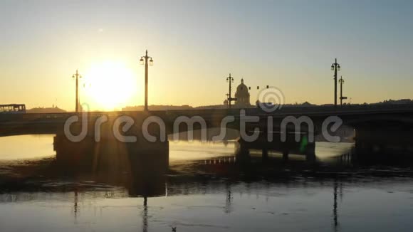 美丽的日出靠近圣彼德堡中心的圣报告桥视频的预览图