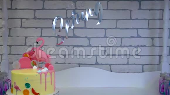 孩子们在糖果棒上生日蛋糕视频的预览图