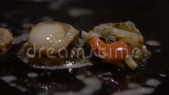 慢动作美食海美食厨师用筷子烤蛤蜊视频的预览图