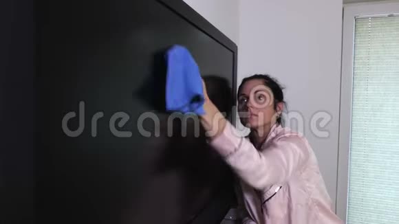 女人擦出平板电视视频的预览图