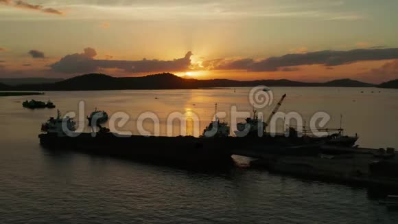 有海港的热带岛屿上的日落视频的预览图