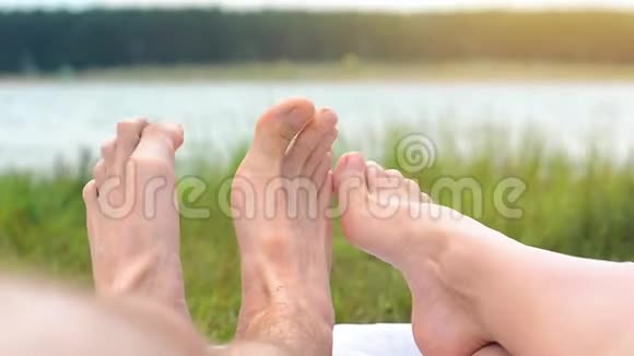 两个人躺在海滩上的鞋底形象暑假概念旅行旅游业假期景观腿视频的预览图