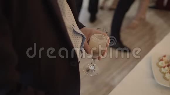 在聚会上客人们手拿酒杯喝着冒泡的葡萄酒眼镜是在金字塔里建造的无法辨认视频的预览图