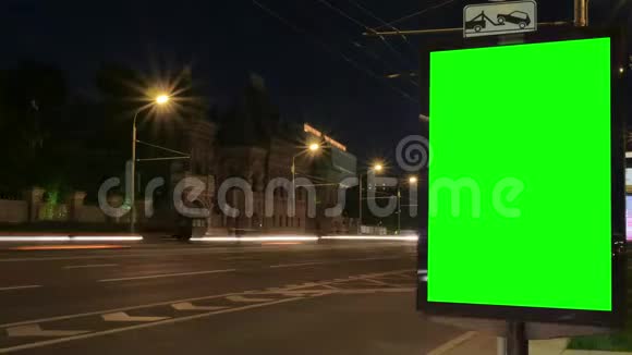 现代城市灯箱灯光下有绿色屏幕视频的预览图