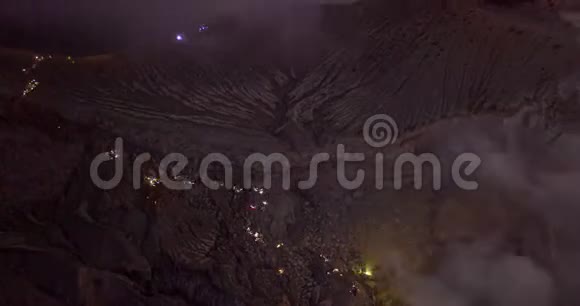 从空中无人机可以看到日出时人们行走在美丽的伊根火山和酸湖上视频的预览图