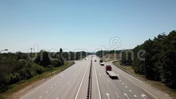 用树木和耕地飞越农村公路路口视频的预览图