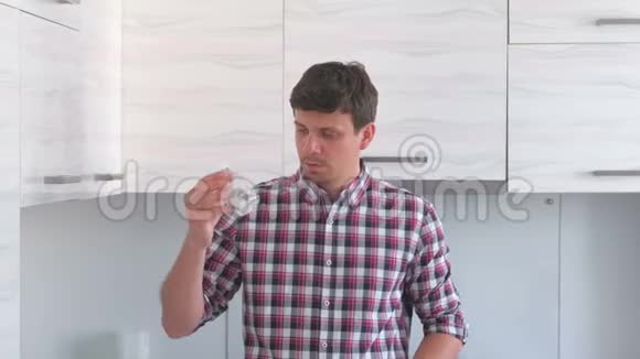 人吃药丸维生素用水喝视频的预览图