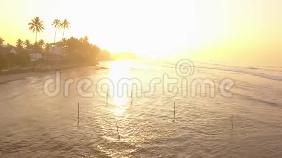 黎明时分在海洋中进行传统捕鱼的鱼竿斯里兰卡视频的预览图