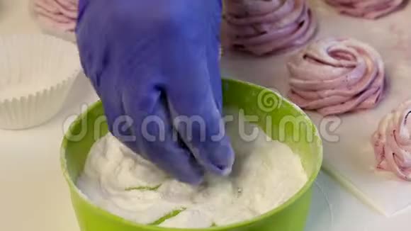 女人用葡萄糖处理棉花糖准备好的甜点摆在桌子上视频的预览图