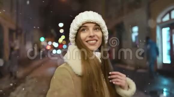 夜晚的雪中有梦的女孩视频的预览图