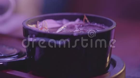 在一个黑碗里煮汤桌上有个盖子健康食品概念视频的预览图