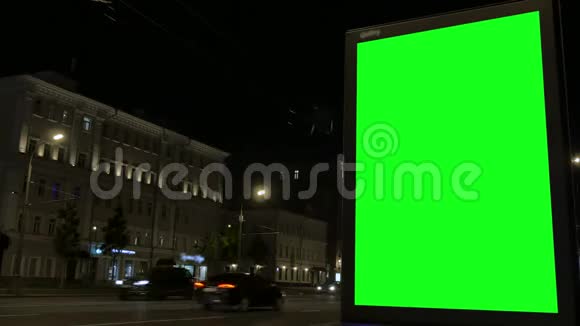 城市灯箱站在街道上晚上对着建筑物视频的预览图