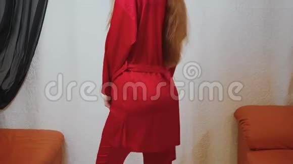 红发美女穿红色丝绸睡衣视频视频的预览图