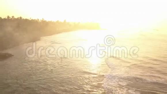 黎明时分在海洋中进行传统捕鱼的鱼竿斯里兰卡视频的预览图